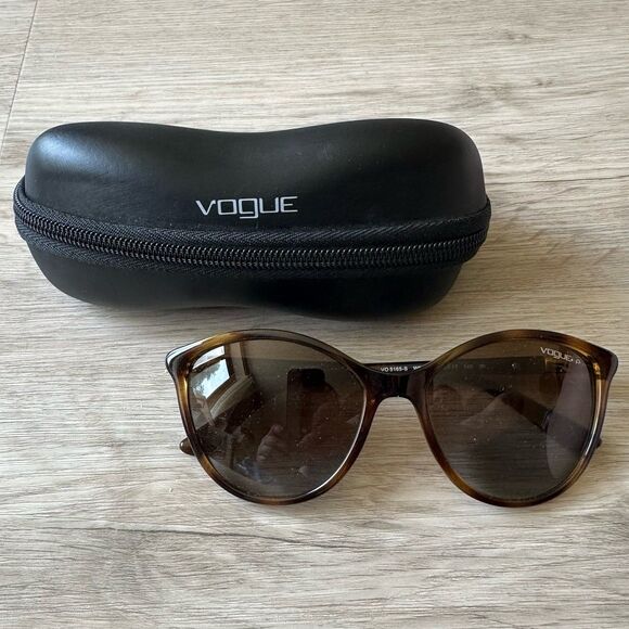 Vogue Sunglasses With Zip Around Sport Case main image 8